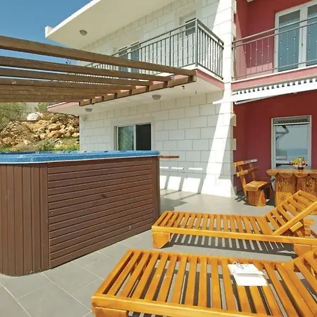 Family-friendly With Swimming Pool - 13772 Daire